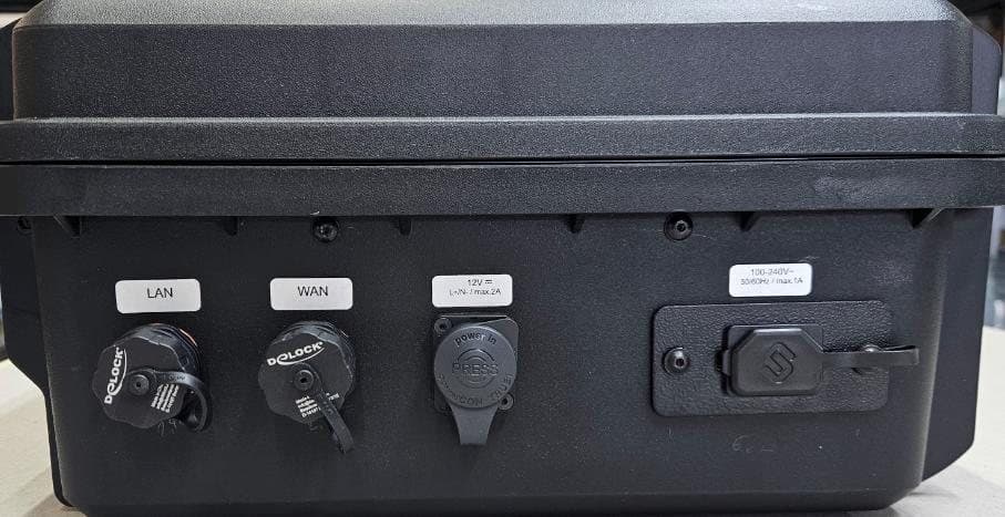 Anschlüsse an der Außenseite des 5G Case: LAN, WAN, 12 V und 230 V