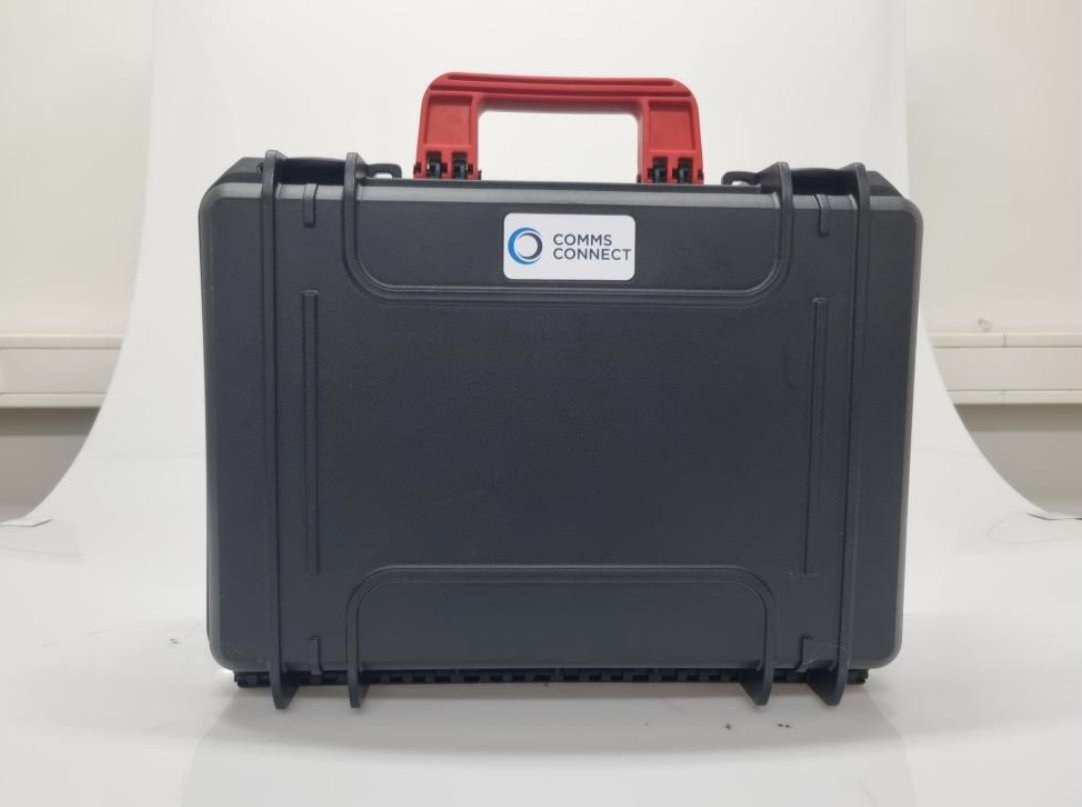 5G Case geschlossen: schwarzer PARAT-Systemkoffer mit rotem Tragegriff und Comms-Connect-Logo