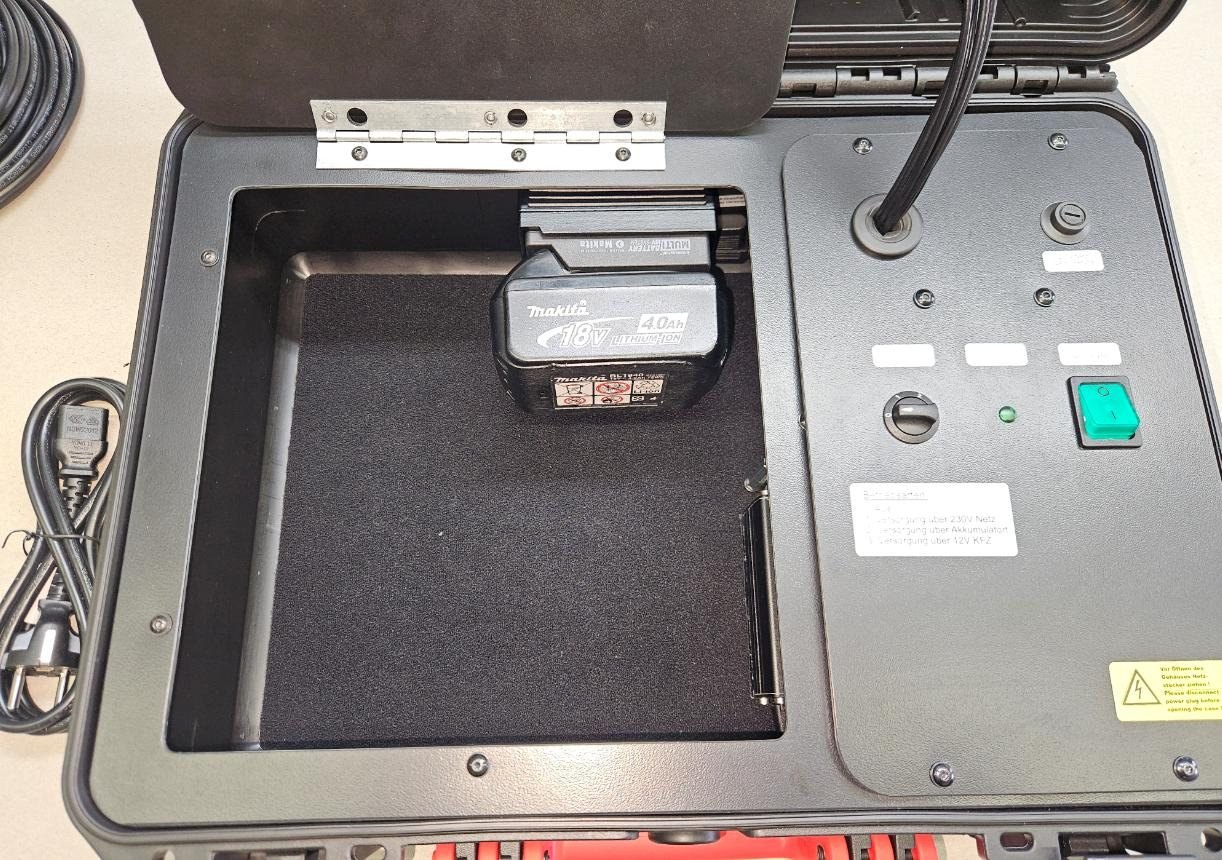 Staufach des 5G Case mit einem 18-V-Werkzeugakku, aufgesteckt auf einen Brennenstuhl MULTI Adapter (Akku und Adapter nicht im Lieferumfang)